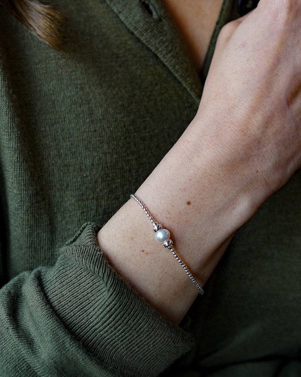 Simple Pearl Skinny Bracelet