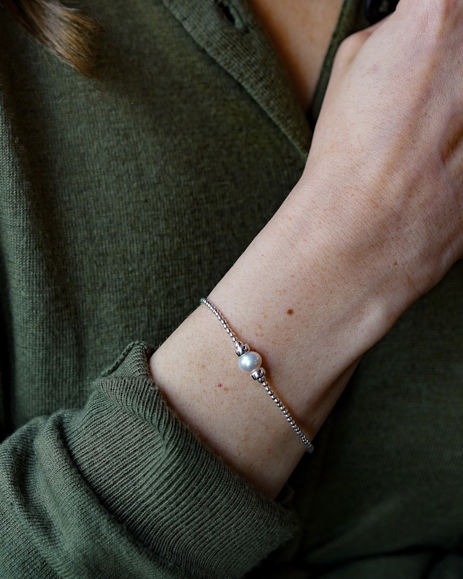 Simple Pearl Skinny Bracelet