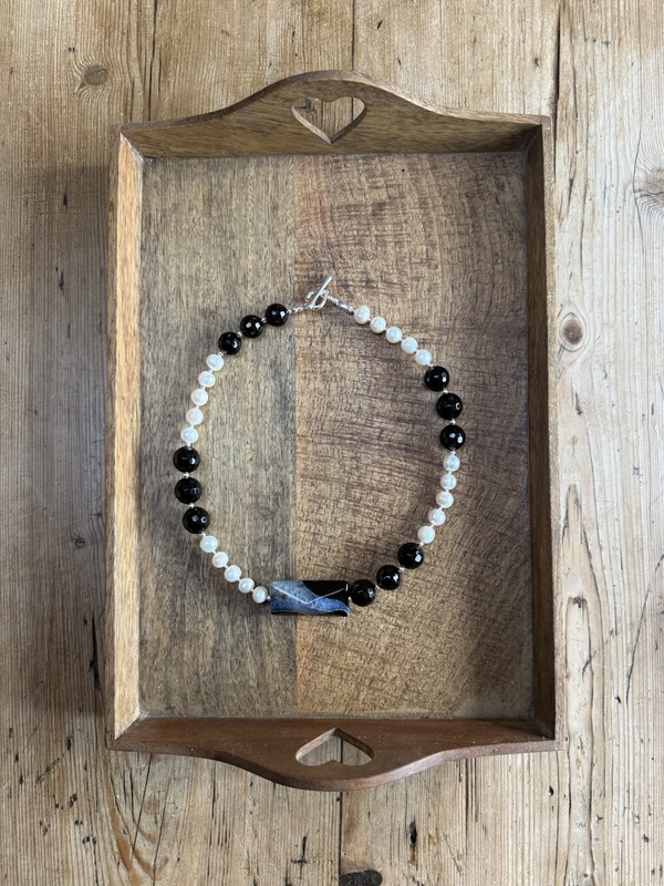 FRESHWATER PEARL, BLACK ONYX & AGATE BOLD NECKLACE
