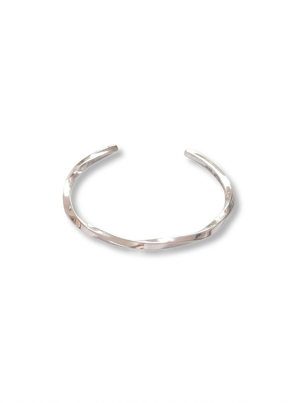 GENTLE TWIST CUFF BRACECLET