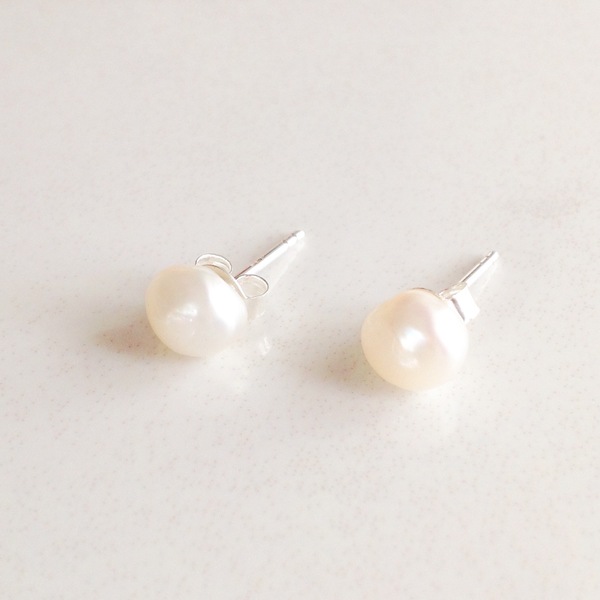 Small Lux Pearl Stud