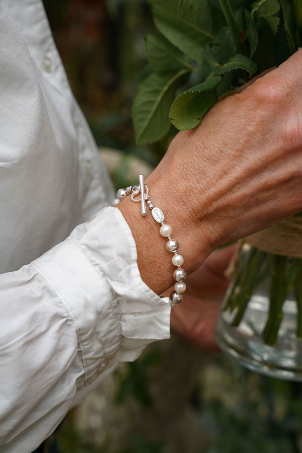 GLAMOUROUS PEARL AND ORB BRACELET