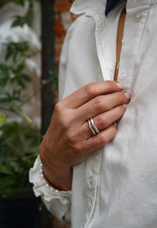 GENTLE TWIST STACKER RING