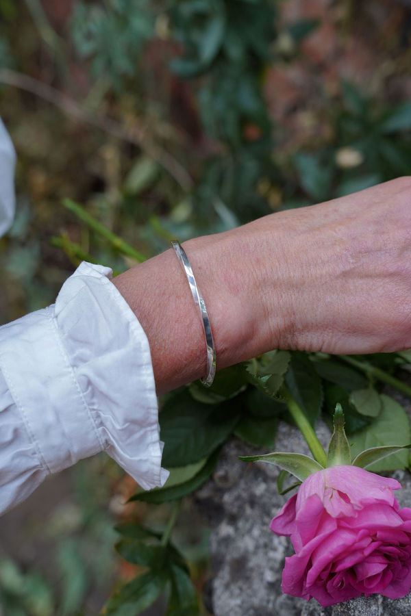 GENTLE TWIST CUFF BRACECLET