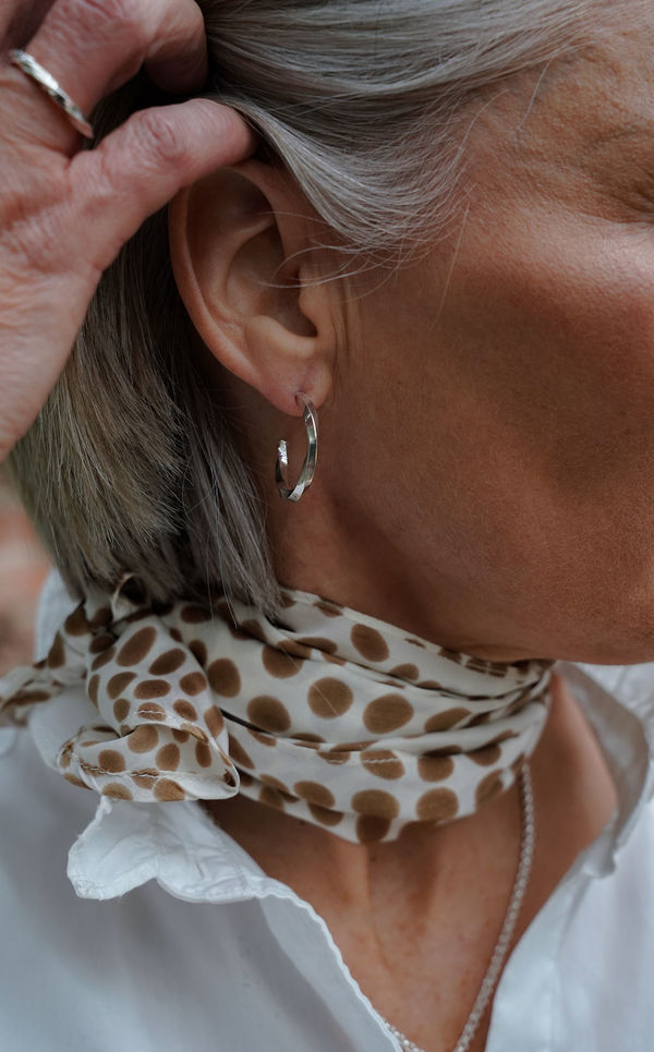 SCULPTED TWIST HOOPS